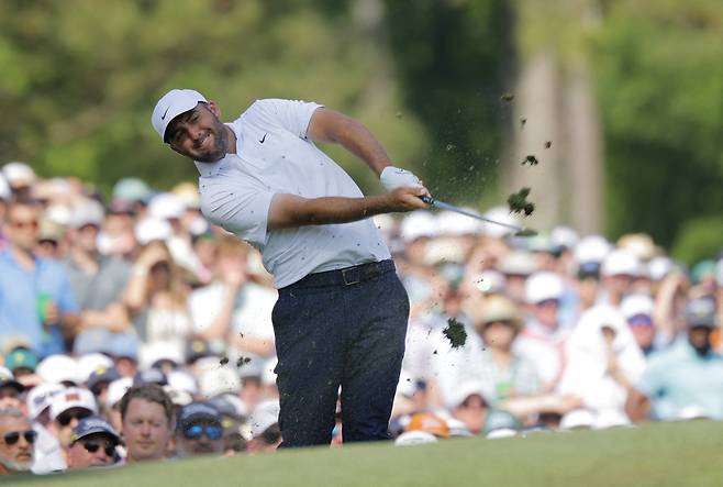 스코티 셰플러가 마스터스 최종 라운드 12번 홀에서 티샷을 하고 있다. 로이터연합뉴스