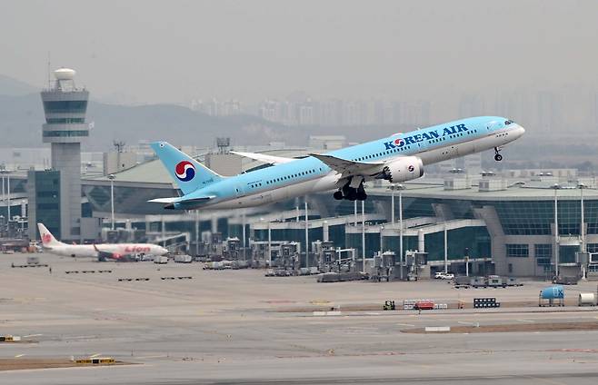 이란 전쟁 여파로 다음 달부터 국내 항공사들의 유류할증료가 최대 3배 오르는 가운데 인천국제공항에서 항공기가 이륙하고 있다. 영종도=권욱 기자 2026.03.30