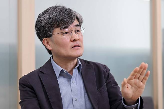 어윤성 광운대 교수가 13일 서울경제신문과의 인터뷰에서  “국내 개발 반도체를 사용했을 때 부득이하게 발생할 수밖에 없는 제품의 초기 불량 및 하자에 대해서는 정부가 면책 장치를 제도화할 필요가 있다”고 말하고 있다.  조태형 기자