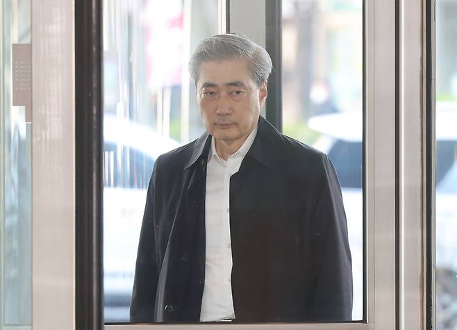 신현송 한국은행 총재 후보자가 지난 8일 서울 중구 한화금융플라자에 마련된 인사청문회 준비사무실로 출근하고 있다. ⓒ연합뉴스