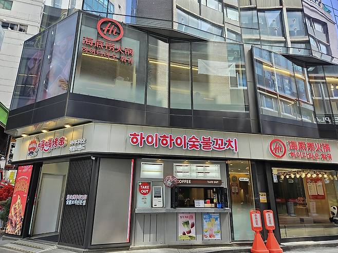 국내 C푸드 열풍을 주도한 하이디라오는 최근 꼬치구이 전문점인 하이하이숯불꼬치 글로벌 1호점을 명동에 개점했다. ⓒ 시사저널 오유진