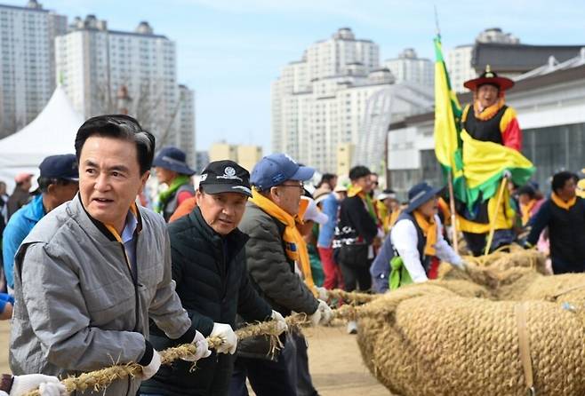 지난 12일 김태흠 지사가 당진시 송악읍 기지시줄다리기축제에서 줄다리기를 하고 있다. ⓒ충남도 제공