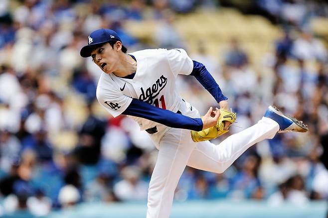 사사키 로키가 13일 미국 캘리포니아주 로스앤젤레스의 유니클로 필드 앳 다저스타디움에서 열린 텍사스 레인저스와 2026 메이저리그 정규리그 홈경기에 선발 등판해 공을 던지고 있다. 로스앤젤레스 | AP연합뉴스