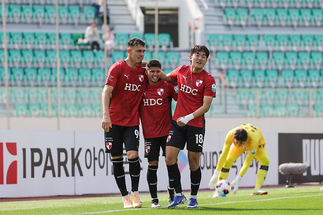 부산 아이파크가 11일 용인FC를 꺾고 6연승을 질주했다. 승리의 주역 크리스찬·구템베르그·백가온(왼쪽부터). 부산 아이파크 제공