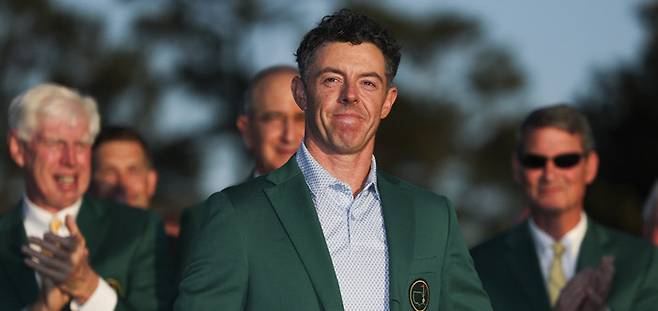 로리 매킬로이가 13일 미국 조지아주 오거스타 내셔널 골프클럽에서 끝난 제90회 마스터스 토너먼트에서 우승한 뒤 그린 재킷을 입고 뿌듯해하는 표정을 짓고 있다. 게티이미지코리아