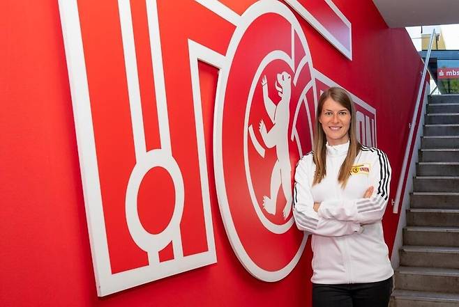 ▲ 독일 분데스리가 우니온 베를린이 역사적인 결단으로 남자 프로축구사(史)에 새 이정표를 세웠다. 국내 팬들에겐 '항저우 아시안게임 득점왕'으로 이름 높은 정우영의 소속팀으로 친숙한 베를린은 유럽 5대리그 사상 처음으로 남자 1군 팀 지휘봉을 여성 지도자에게 맡겨 이목을 집중시키고 있다. ⓒ 연합뉴스 / Reuters