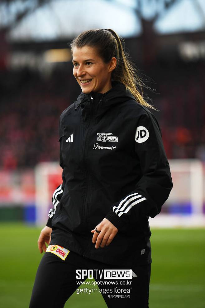 ▲ 마리루이제 에타는 이미 독일 축구계에서 탄탄한 커리어를 쌓아온 지도자다.&nbsp;2018년 현역 은퇴 후 곧장 지도자의 길에 발을 디뎠다. 이 해 베르더 브레멘 유스팀 코치를 시작으로 차근차근 경험을 쌓았고 독일 연령별 여자 대표팀 코치로도 활동하며 현장 감각을 키웠다.&nbsp;에타 감독은 성별을 넘나들며 포트폴리오를 다양히 채웠다.