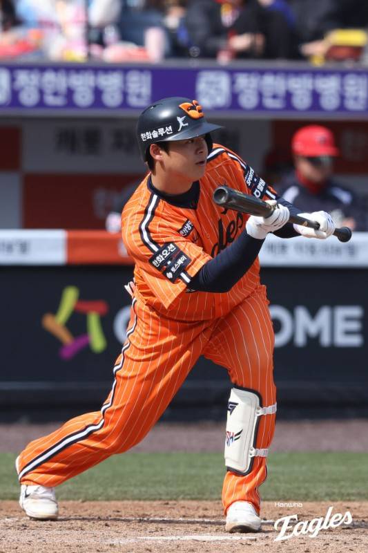 ▲ 11일 대전 KIA전에서 4번이 아닌 6번 타자로 출전해 희생번트까지 댄 노시환이지만, 6번 타순 이동 후에도 안타는 나오지 않았다 ⓒ한화이글스
