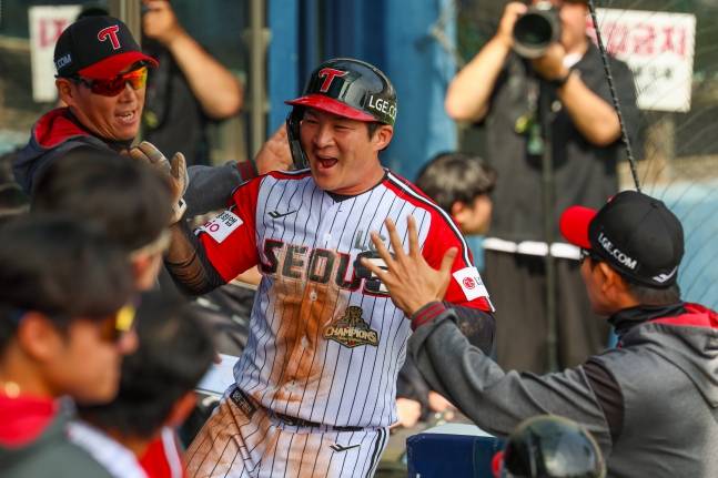 LG 트윈스 오지환(가운데)이 12일 SSG 랜더스전에서 득점 후 동료들의 축하를 받고 있다. /사진=LG 트윈스 제공