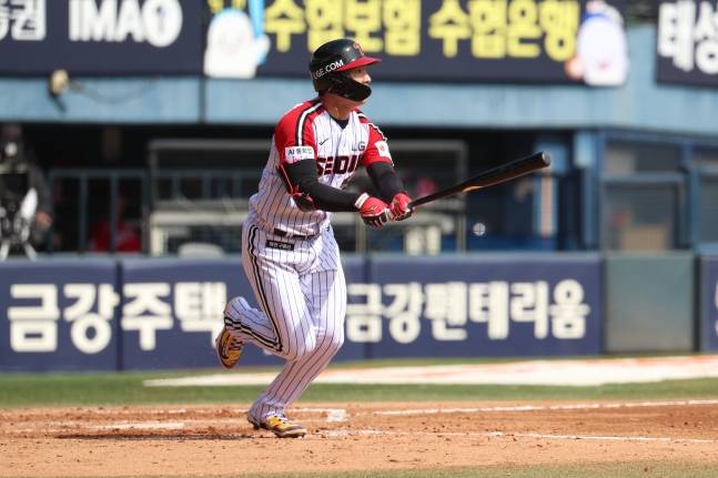 오지환이 12일 SSG전에서 안타를 날리고 있다. /사진=LG 트윈스 제공