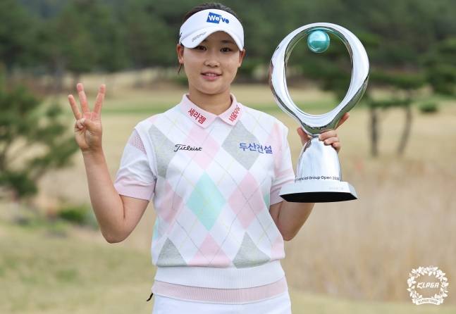 김민솔이 12일 한국여자프로골프(KLPGA) 투어 iM금융오픈(총상금 10억원)에서 정상에 오른 뒤 손가락으로 통산 3승을 의미하는 포즈를 취하고 있다. /사진=KLPGT 제공