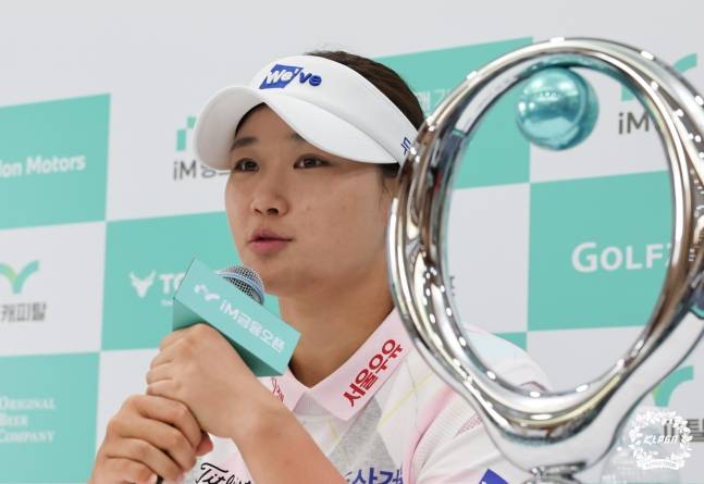 김민솔이 12일 한국여자프로골프(KLPGA) 투어 iM금융오픈(총상금 10억원)에서 정상에 오른 뒤 기자회견에서 소감을 밝히고 있다. /사진=KLPGT 제공