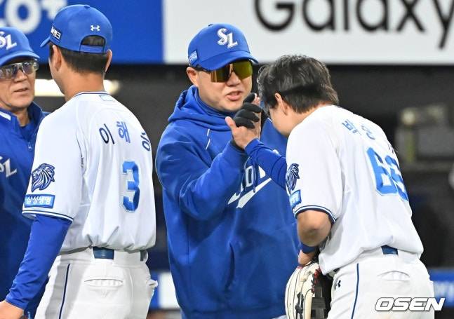 박진만(가운데) 삼성 감독이 10일 NC전 승리 후 박승규와 하이파이브 하고 있다. /사진=OSEN