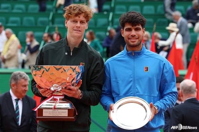 얀니크 신네르(왼쪽)와 카를로스 알카라스. /AFPBBNews=뉴스1