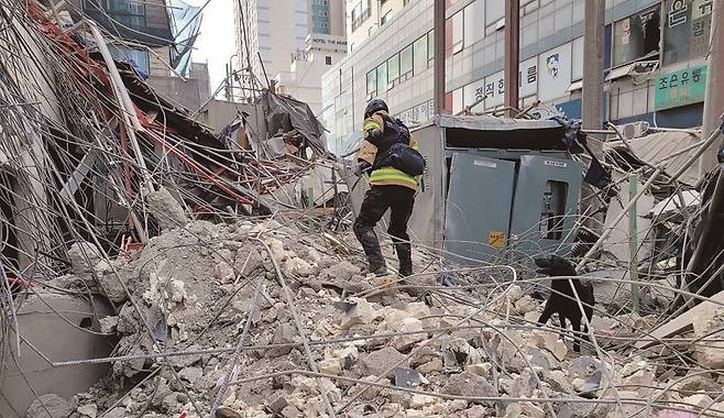 광주 아이파크 붕괴의 원인은 무단 구조 변경이었다.[사진 | 뉴시스]