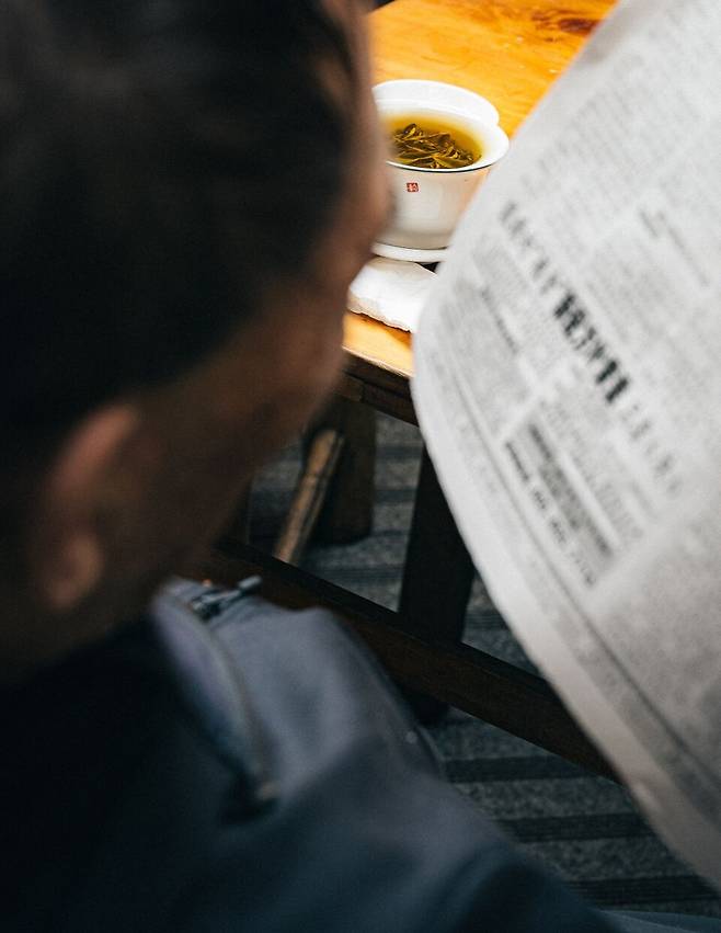 청두 인민공원의 흔한 풍경. 차와 아저씨, 그리고 신문
