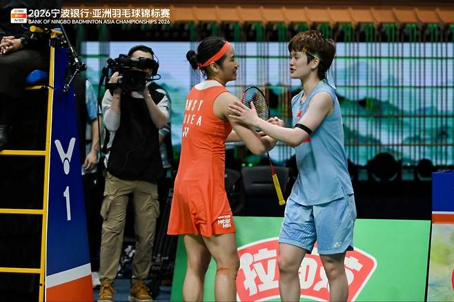 중국 팬들도 세계랭킹 1위 안세영(24·삼성생명)의 체력에 깜짝 놀랐다. 100분 동안 접전을 펼친 안세영과 중국의 여자 배드민턴 간판 왕즈이(세계랭킹 2위)의 경기 후 모습이 상반됐기 때문이다. 왕즈이는 경기가 끝난 직후 코트 위에 쓰러진 반면 안세영은 쌩쌩한 상태로 경기장을 돌며 승리를 축하했다. 사진 아시아배드민턴연맹