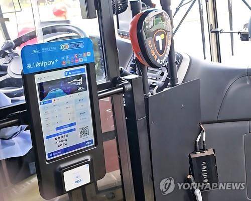 2025년 8월 제주 노선버스에 도입된 제주형 결제시스템 '온나라페이 단말기' [촬영 조채희] 큐알(QR) 결제와 신용카드 비접촉 결제를 결합한 버스요금 결제시스템이다.