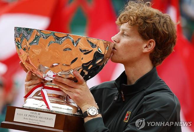 몬테카를로 마스터스 우승컵에 입맞춤하는 신네르 [EPA=연합뉴스]