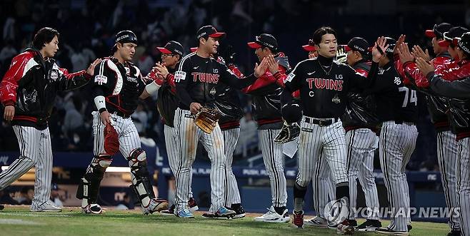 무적 LG 신바람 야구 (창원=연합뉴스) 김동민 기자 = 8일 경남 창원NC파크에서 열린 프로야구 2026 KBO리그 LG 트윈스와 NC 다이노스의 경기 종료 후 NC에 5대4로 승리한 LG 선수단과 염경엽 감독 등 코치진이 인사하고 있다. 2026.4.8 image@yna.co.kr
