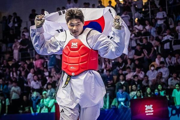 우승한 엄시목 엄시목이  12일(현지시간) 우즈베키스탄 타슈켄트 마셜아츠 스포츠 콤플렉스에서 열린 2026 세계태권도연맹(WT) 세계청소년태권도선수권대회 남자 78㎏초과급에서 우승한 뒤 기뻐하고 있다. [WT 제공. 재배포 및 DB 금지]