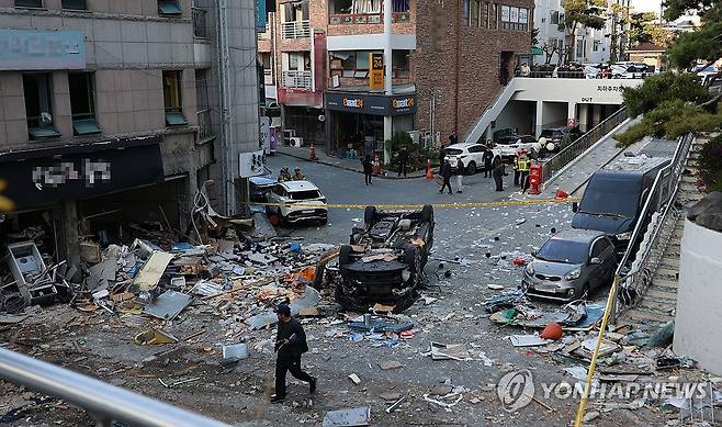 청주 음식점서 LP 가스 폭발…현장 처참 (청주=연합뉴스) 이성민 기자 = 13일 오전 4시께 청주시 흥덕구 봉명동의 한 상가에서 LP 가스가 폭발하는 사고가 발생해 인근 주민 15명이 다쳤다. 사진은 해당 음식점 앞에 잔해물이 널브러져 있는 모습. 2026.4.13 chase_arete@yna.co.kr