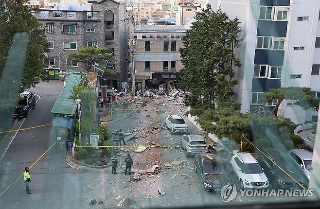 청주 음식점서 LP 가스 폭발…현장 처참 (청주=연합뉴스) 이성민 기자 = 13일 오전 4시께 청주시 흥덕구 봉명동의 한 상가에서 LP 가스가 폭발하는 사고가 발생해 인근 주민 15명이 다쳤다. 사진은 해당 음식점을 마주 보고 있는 아파트에서 사고 현장을 촬영한 모습. 2026.4.13 chase_arete@yna.co.kr