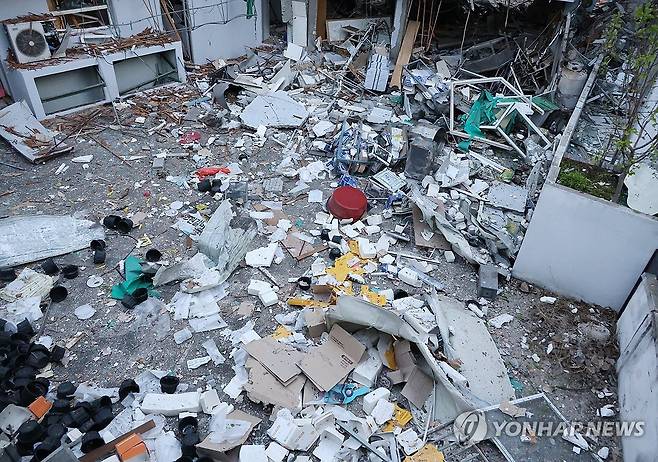 LP 가스 폭발 추정 사고 지점 (청주=연합뉴스) 이성민 기자 = 13일 오전 4시께 청주시 흥덕구 봉명동의 한 상가에서 LP 가스가 폭발하는 사고가 발생해 인근 주민 15명이 다치고 주변 건물이 파손되는 피해가 났다. 사진은 폭발 지점으로 추정되는 음식점 뒤편 공터. 2026.4.13 chase_arete@yna.co.kr