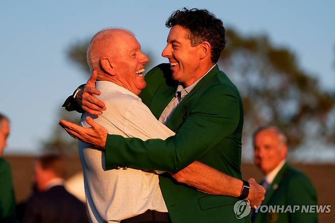 아버지와 우승의 기쁨 나누는 매킬로이(오른쪽) [AP=연합뉴스]