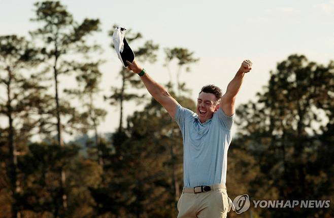 우승 세리머니 펼치는 매킬로이 [로이터=연합뉴스]