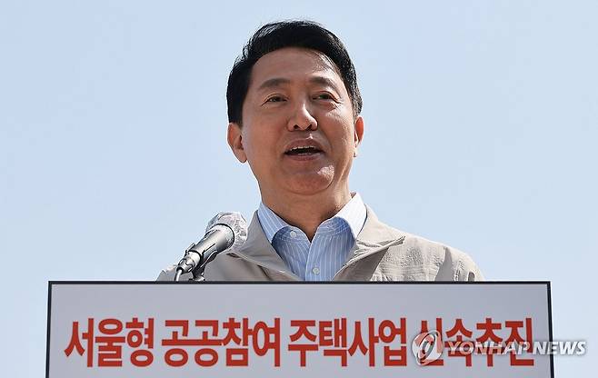 서울형 공공참여 주택사업 신속추진 (서울=연합뉴스) 한종찬 기자 = 오세훈 서울시장이 13일 공공재개발 추진 중인 서울 마포구 아현1구역 현장을 방문, 서울형 공공참여 주택사업 추진 방안을 발표하고 있다. 2026.4.13 saba@yna.co.kr