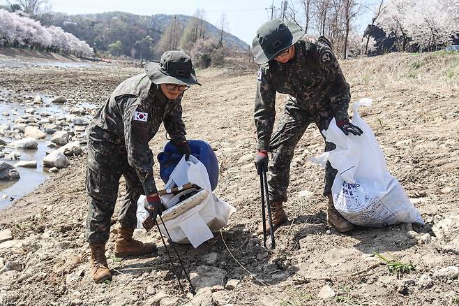 육군 5포병여단 포천 내촌면 왕숙천 환경정화활동 [육군 5포병여단 제공. 재판매 및 DB 금지]