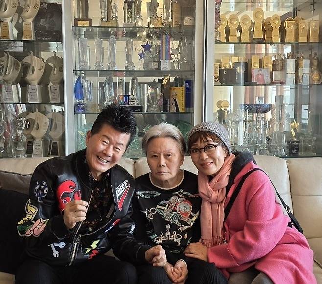 가수 태진아(좌)와 아내 이옥형 씨(가운데), 가수 하춘화(우) [태진아 제공. 재판매 및 DB 금지]