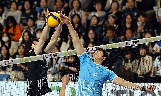 밀어넣기 (천안=연합뉴스) 양영석 기자 = 6일 천안 유관순체육관에서 열린 프로배구 챔피언결정전 3차전 현대캐피탈과 대한항공 경기. 대한항공 세터 한선수가 공중볼을 밀어 넣고 있다. 2026.4.6 youngs@yna.co.kr