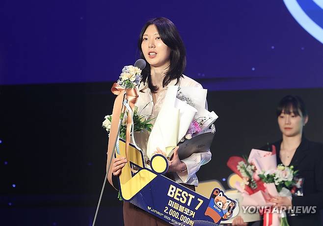 현대건설 양효진, 베스트7 수상 (서울=연합뉴스) 임화영 기자 = 13일 서울 광진구 그랜드워커힐호텔에서 열린 프로배구 2025-2026 V리그 시상식에서 현대건설 양효진이 여자부 베스트7을 수상한 뒤 소감을 밝히고 있다. 2026.4.13 hwayoung7@yna.co.kr