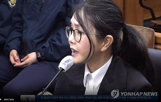 김건희, 박성재 재판 출석 증언 (서울=연합뉴스) 김건희 여사가 13일 서울 서초구 서울중앙지법 형사합의33부(이진관 부장판사) 심리로 열린 박성재 전 법무부 장관의 내란 중요임무 종사 혐의 사건의 속행 공판에 증인으로 출석해 증언하고 있다. 2026.4.13 [서울중앙지법 제공. 재판매 및 DB 금지] photo@yna.co.kr