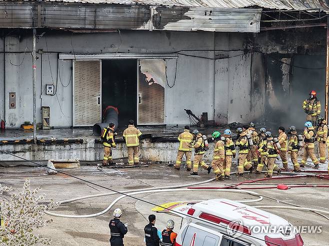 진화와 수색 작업 벌이는 소방 당국 (완도=연합뉴스) 12일 오전 8시 25분께 전남 완도군 군외면 한 수산물 가공업체 냉동창고에서 난 불로 내부에 진입하던 소방관 2명이 숨졌다. 사진은 진화와 수색 작업 벌이는 소방 당국. 2026.4.12 [독자 제공. 재판매 및 DB 금지] in@yna.co.kr