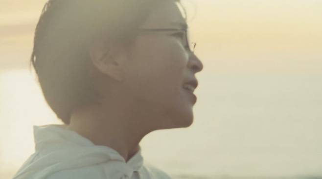 가수 이선희가 신곡 발표를 하루 앞두고 티저 영상을 공개하며 본격적인 컴백 준비에 나섰다.
사진제공= 초록뱀엔터테인먼트