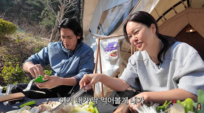 백지영, 정석원 부부가 쿠팡 프레시백 무단 외부 반출로 논란이 일자 사과했다. / 사진=백지영 유튜브 영상 캡처