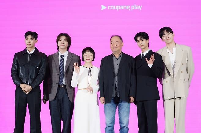 '로맨스의 절댓값'  출연진이 단체로 포즈를 취하고 있다. / 사진제공=쿠팡플레이