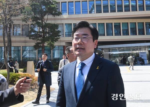 6·3지방선거에 나서는 더불어민주당 박찬대 인천시장 후보가 12일 오전 국회 소통관 앞에서 추미애 경기도지사 후보, 정원오 서울시장 후보와 함께 ‘원팀 간담회’를 마친 뒤 취재진의 질문에 답하고 있다. 2026.4.12 /김우성기자 wskim@kyeongin.com