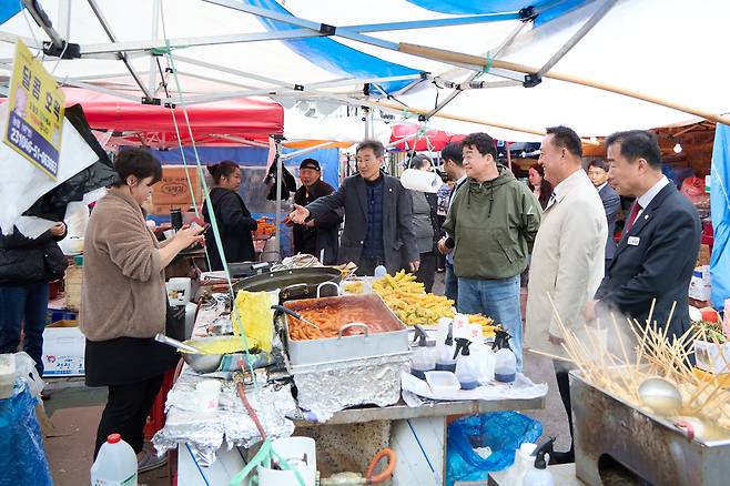 ▲ 최근 백종원대표와 이충우 여주시장이 전통시장에서 상인과 이야기 하고 있다. /사진제공=여주시