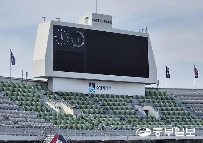 2022년부터 4년간 고장 난 채 방치된 수원종합운동장 내 원정석 맞은편 전광판. 이건우기자