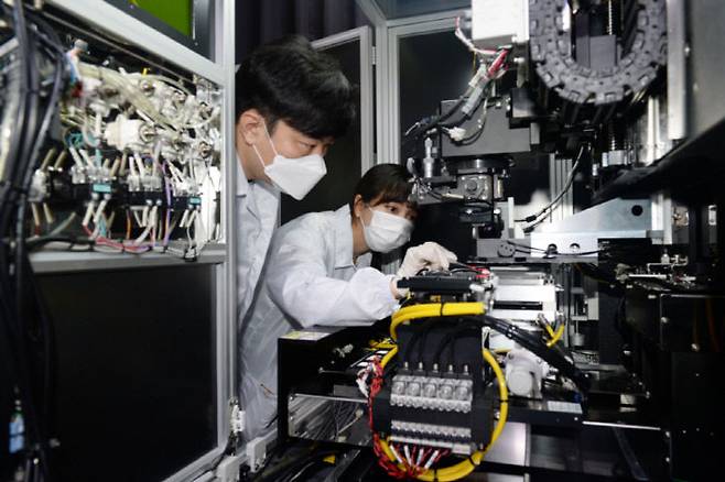 마이크로 LED 공정과 소재 기술을 연구 중인 ETRI 연구진 (사진=ETRI 제공)