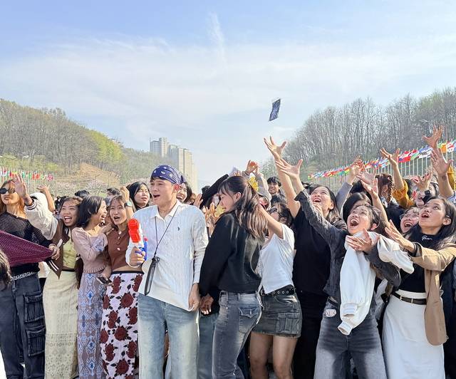 ▲ 유학생들이 미얀마 물축제를 즐기고 있다.