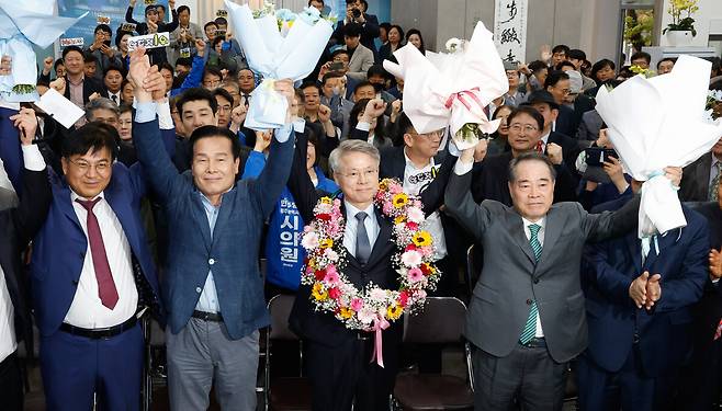 민형배 더불어민주당 의원이 14일 전남광주통합특별시장 최종 후보로 선출된 후 광주 서구 후보캠프에서 주철현 더불어민주당 의원, 최형식 총괄선대위원장, 김승휘 상임선대위원장 등 지지자들과 환호하고 있다. 판영석 기자