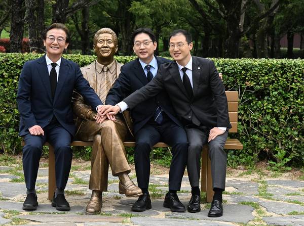 전재수(왼쪽부터) 부산시장·김경수 경남도지사·김상욱 울산시장 민주당 후보들이 14일 봉하마을에서 기념사진을 찍고 있다. /김구연 기자