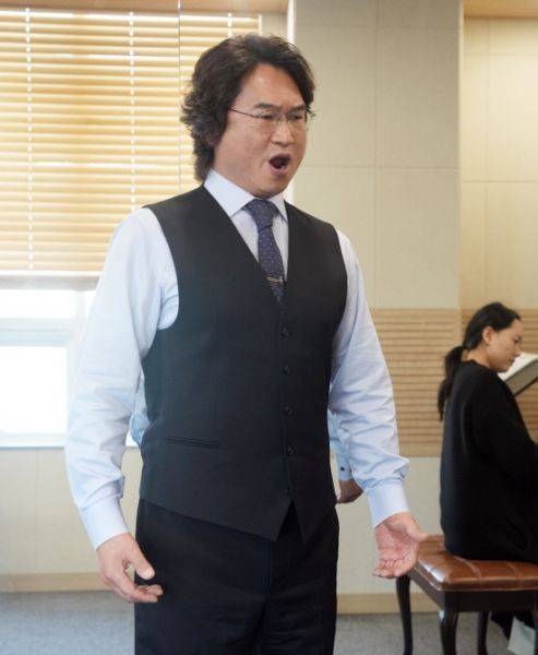 지난 10일 김해 한 연습실에서 베이스 장재석이 마지막 독창회에서 부를 곡을 연습하고 있다. 백지영기자