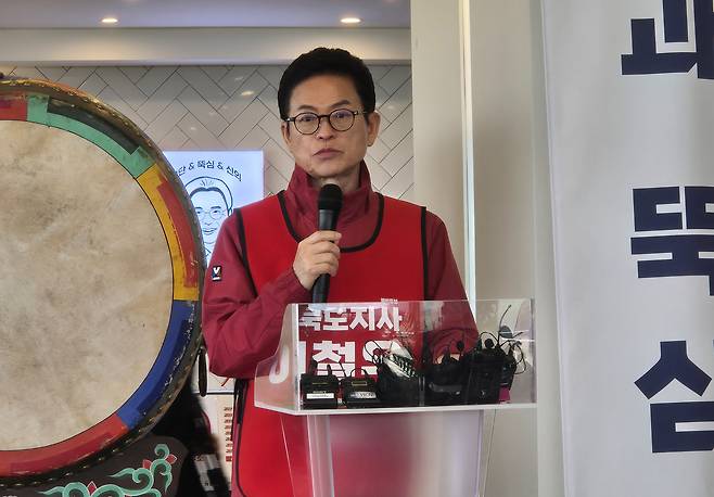 이철우 경북도지사 예비후보가 14일 제9회 전국동시지방선거 경선 승리 후 기자회견을 통해 도민들에게 감사 인사를 전하고 있다./피현진 기자