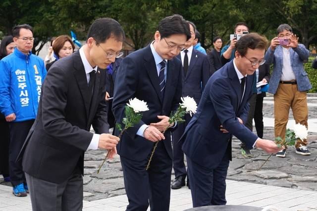 14일 봉하마을에서 열린 부울경 메가시티 출정식에 앞서 후보들이 노무현 대통령 묘역에 참배하고 있다. 더불어민주당 제공
